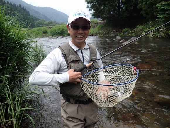 岩魚をキャッチ