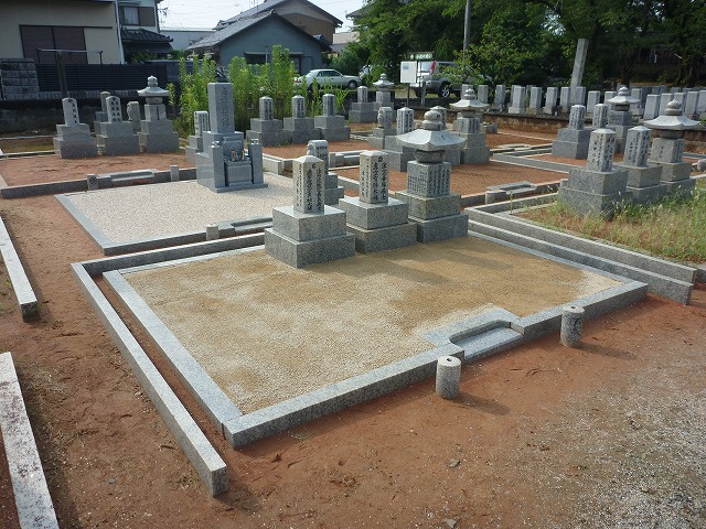 お墓の雑草対策 お墓の土を雑草の生えない土に交換 岐阜の墓石 お墓屋さん 高木石材 大将の仕事日記