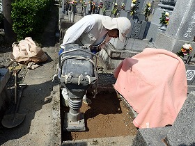 ランマーで突き固めます