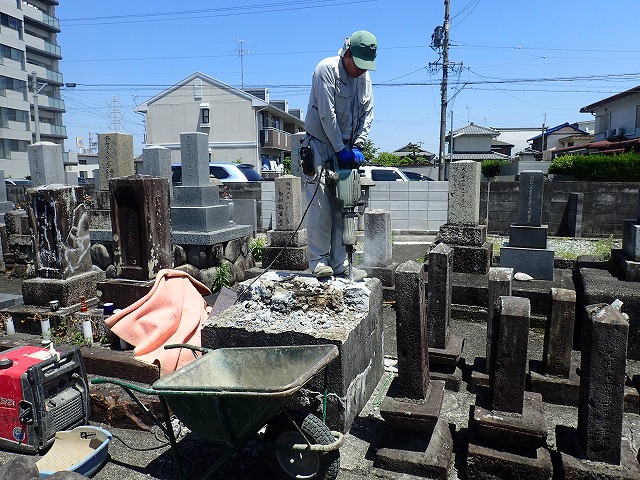 ハツリ機で壊します