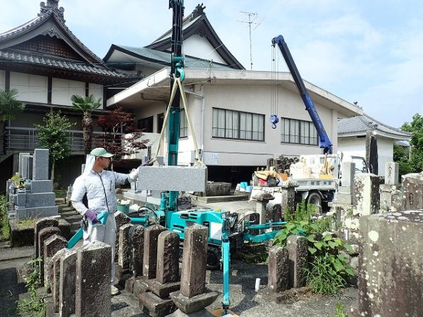 小型クレーンを使って四ツ石を組みます