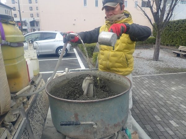 混和剤を混ぜます