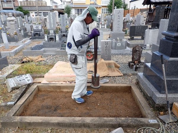 砕石を入れて手ダコで突き固めます