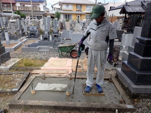 バイブレーターでしっかり空気を抜いて強い基礎コンクリートを作ります