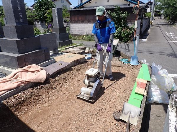 プレートランマーで突き固めます