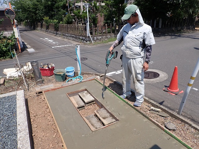 バイブレーターでしっかり空気を抜いて強い基礎コンクリートを作ります