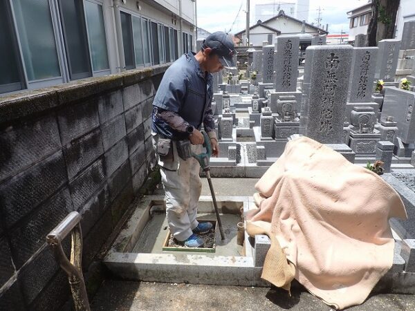 バイブレーターでしっかり空気を抜いて強い基礎コンクリートを作ります