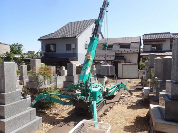 小型クレーンを使って施工します