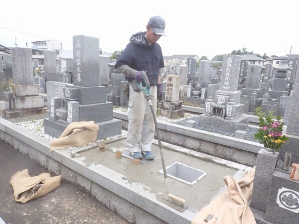 バイブレーターでしっかり空気を抜いて強い基礎コンクリートを作ります