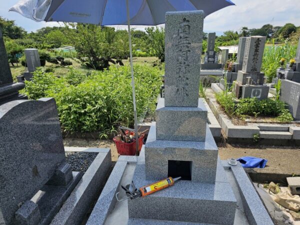 目地も耐震接着剤をつかって入れます