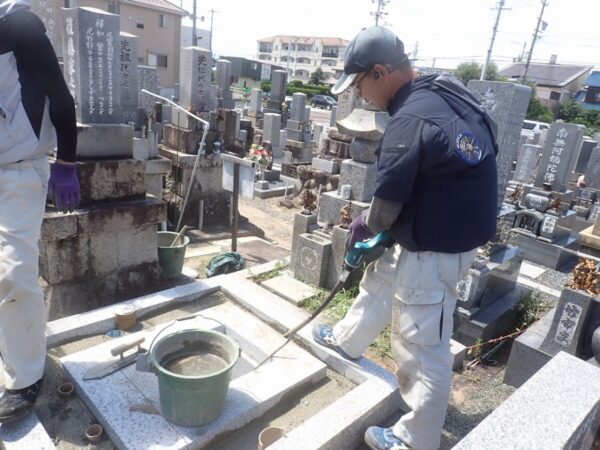 御影石納骨室をコンクリート固めて固定します