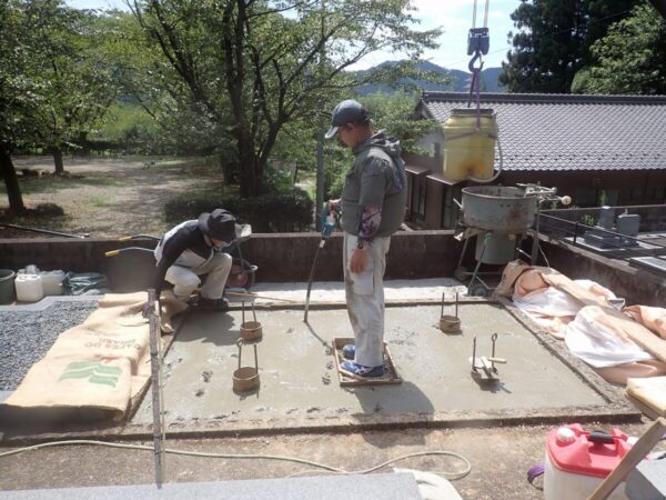 バイブレーターでしっかり空気を抜いて強い基礎コンクリートを作ります