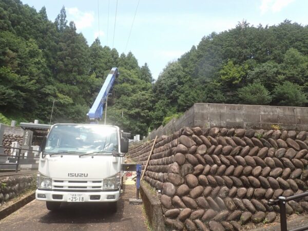 高くなっている墓地