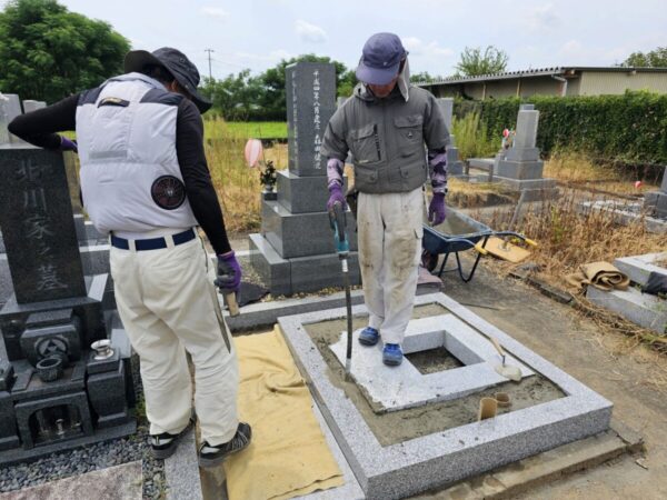 バイブレーターでしっかり空気を抜いて強い基礎コンクリートを作ります