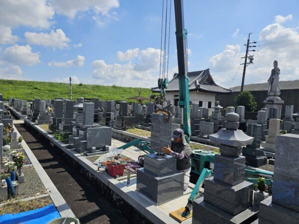 小型クレーンを使って垂直に下ろします