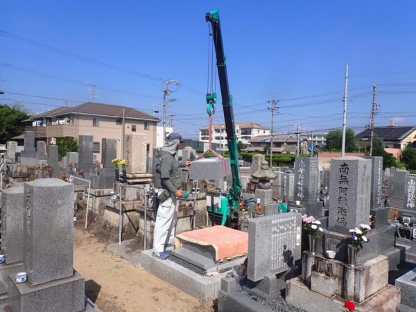 台石を小型クレーンで回します