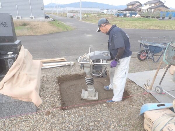 ランマーで突き固めます