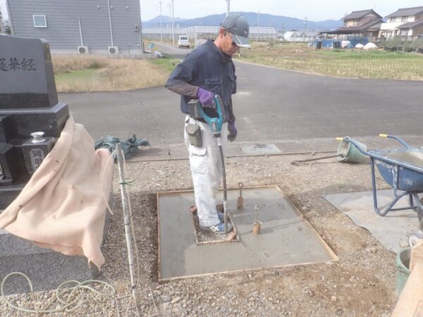 バイブレーターでしっかり空気を抜いて強い基礎コンクリートを作ります