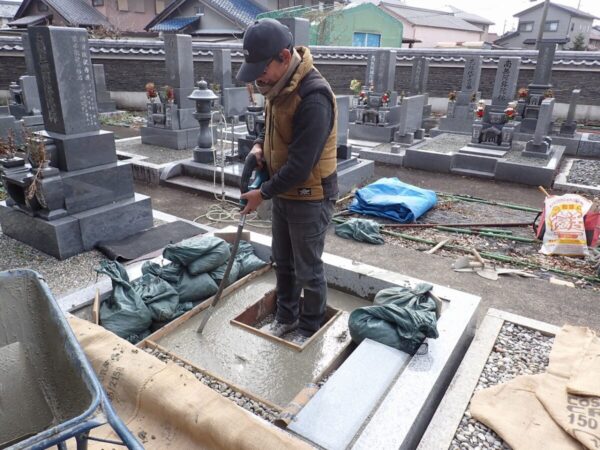 バイブレーターでしっかり空気を抜いて強い基礎コンクリートを作ります